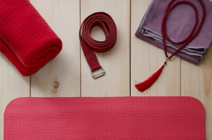 A Beginner’s Guide To Yoga Props: 4 Essential Yoga Props